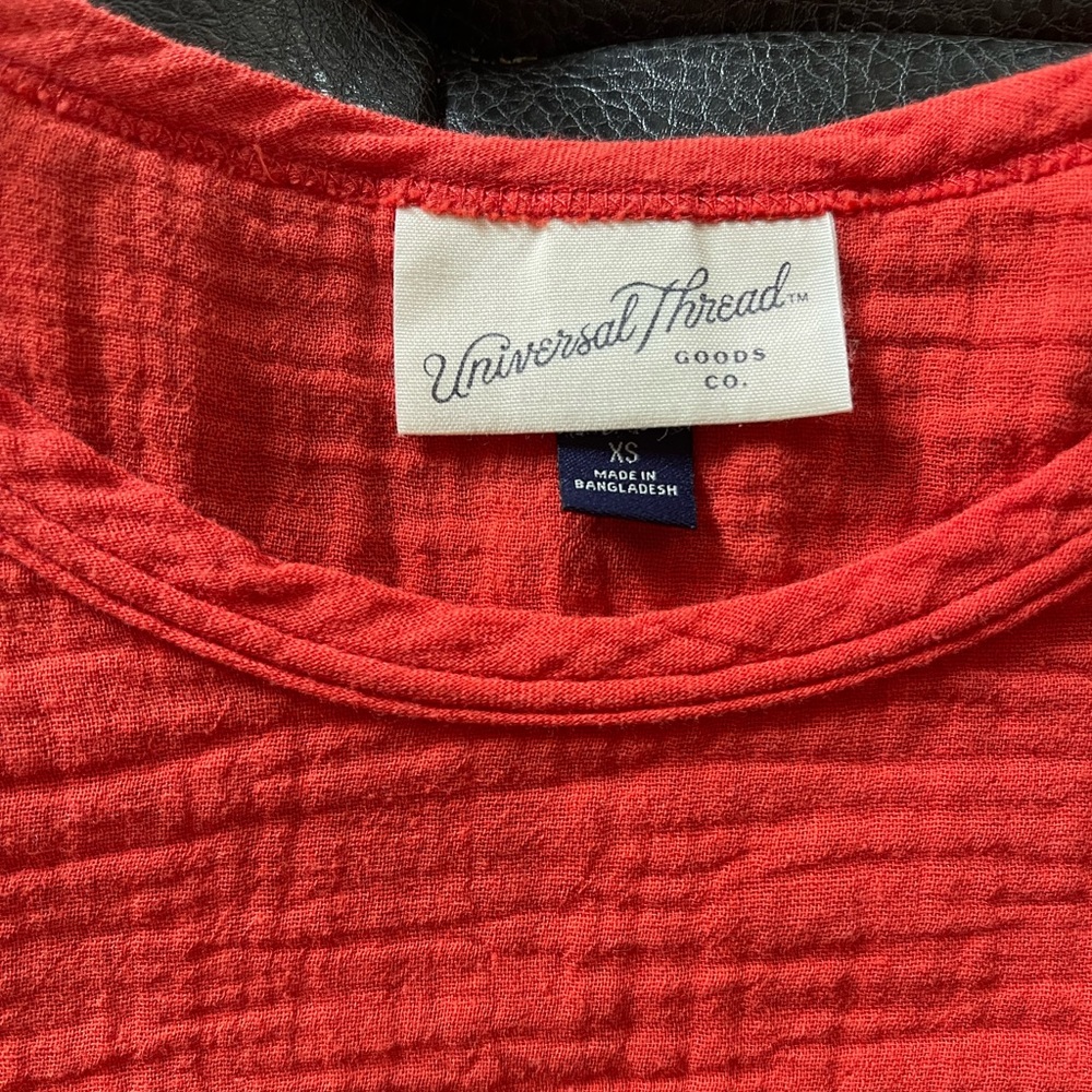 Xs, target brand shirt. I wore it one time and realized it wasn’t my color.